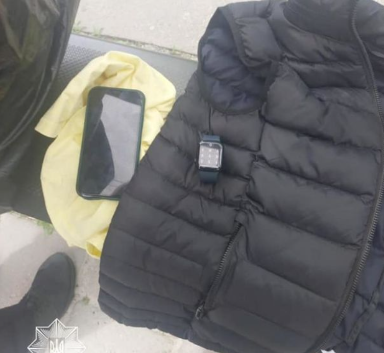 Исчезла верхняя одежда со смартфоном: во Львове 85-летний дедушка обокрал школьника