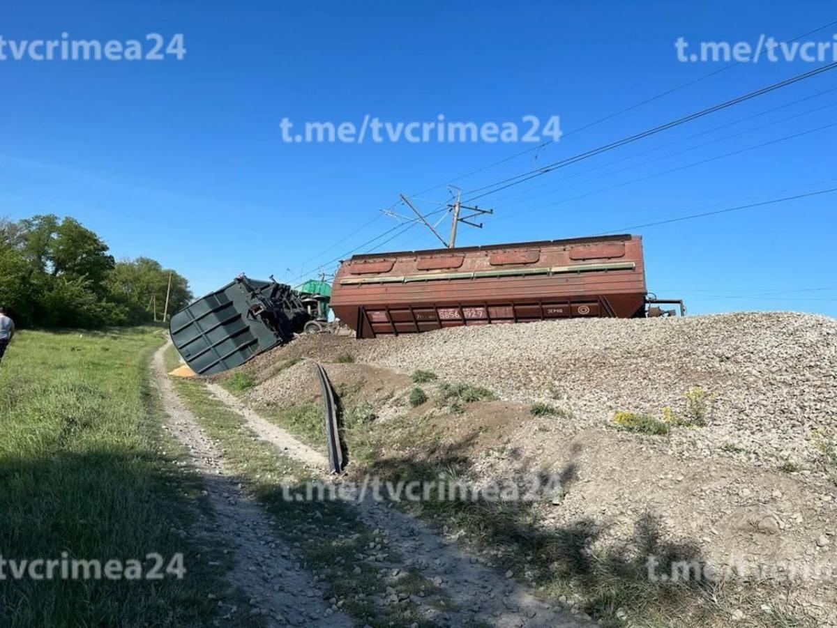 У Криму з колії зійшли кілька вагонів поїзда, росіяни заявляють про "диверсію"