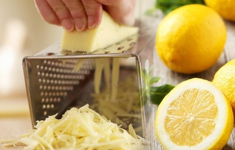 Как отмыть терку и не пораниться: поможет популярный фрукт