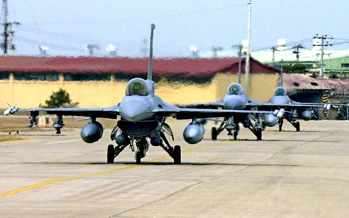 Декілька країн почали тренувати українських пілотів на F-16, - Боррель