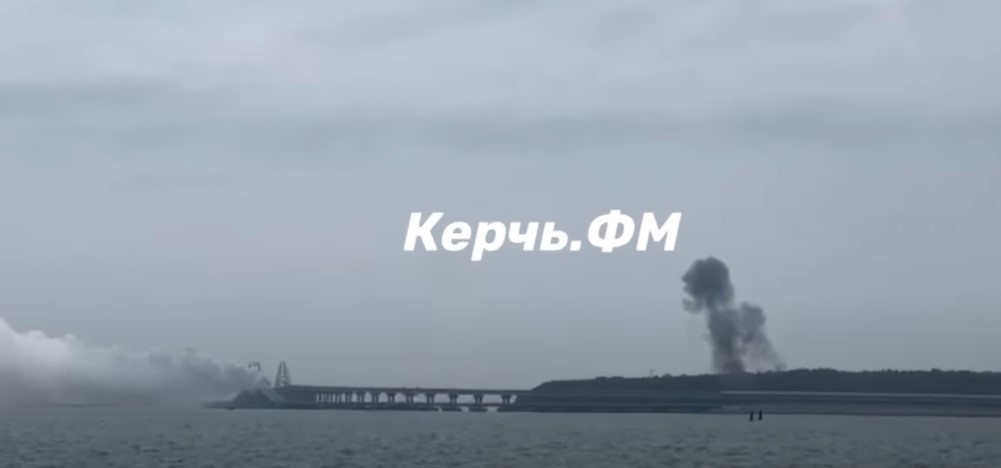 Над Крымским мостом заметили густой дым: что произошло