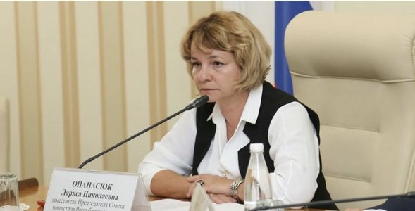 Мать сестер Anna Maria уволилась с должности в Крыму: подробности