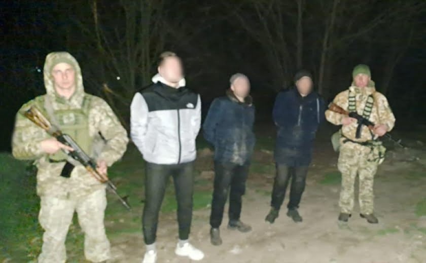Незаконна заборона на виїзд: чоловіків, які залишили Україну, після повернення чекає покарання - МВС