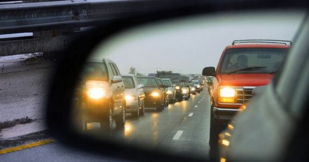 Як зробити так, щоб водія не можна було засліпити: лайфхак із дзеркалом заднього виду