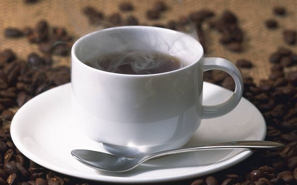 Чому не можна пити чай з ложкою в чашці: суть популярної забобони