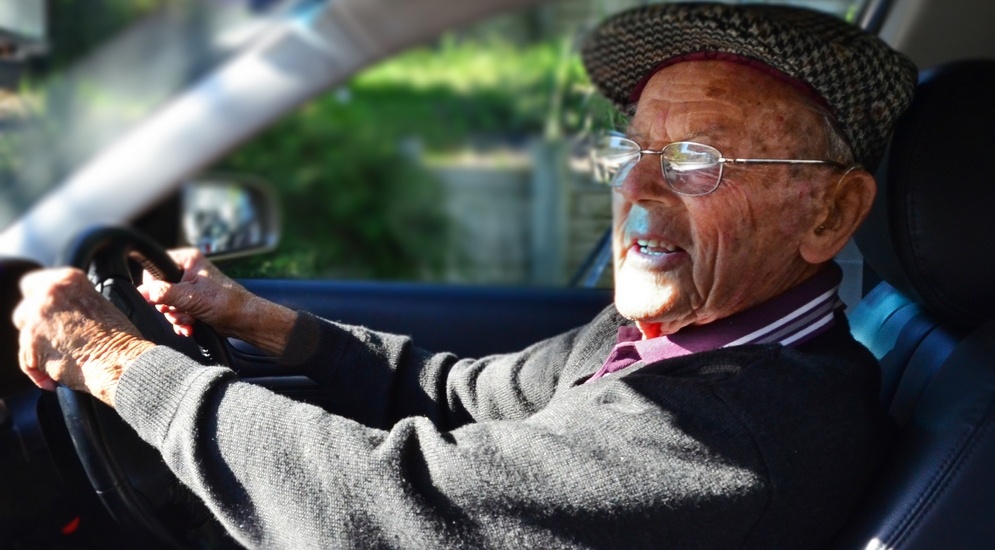 У водителей старше 65 лет могут отобрать права: названа причина