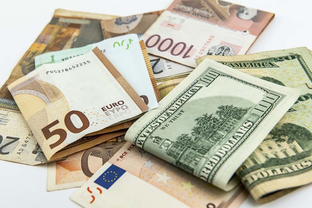 Українці скоротили купівлю валюти до мінімуму: чому впав попит