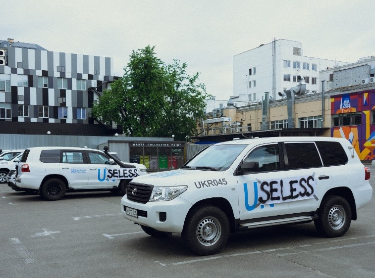 Автомобили ООН в Киеве "украсили" надписями "Бесполезные"