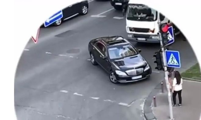 В Киеве владелец Mercedes избил водителя эвакуатора: подробности