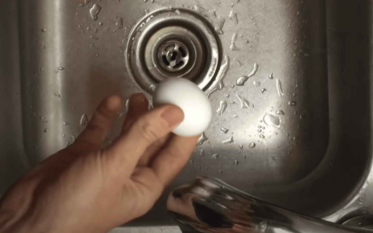 Скорлупа сама отделится: как очистить вареное яйцо за 3 секунды