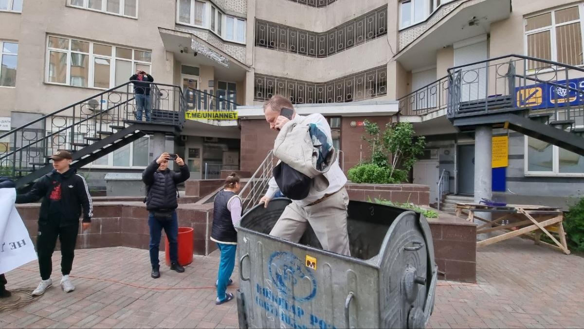 "Активісти" облили зеленкою та кинули у смітник екс-нардепа Чорновола