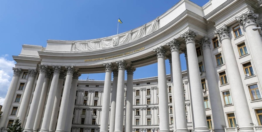 МИД опровергает сообщения о проблемах с оформлением украинских паспортов за границей