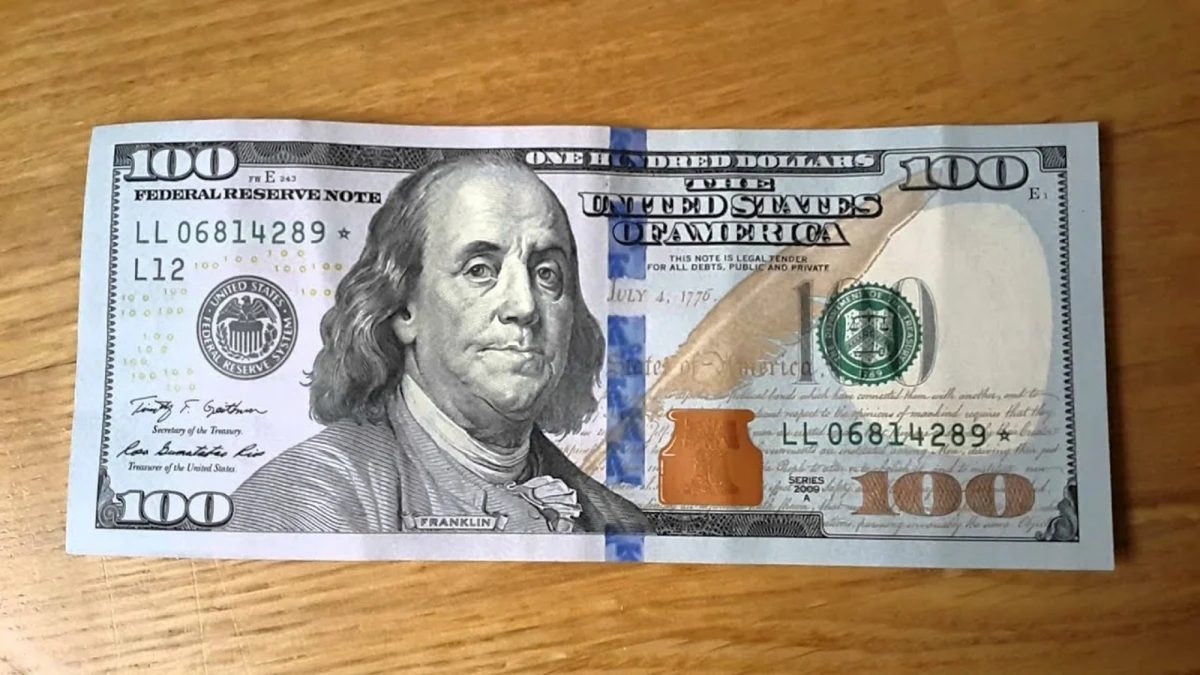 Клиентка пожаловалась, что в ПриватБанке выдают фальшивые долларовые купюры