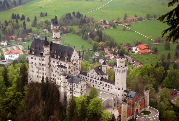 Хотел изнасиловать: двух туристок сбросили с моста одного из замков Германии