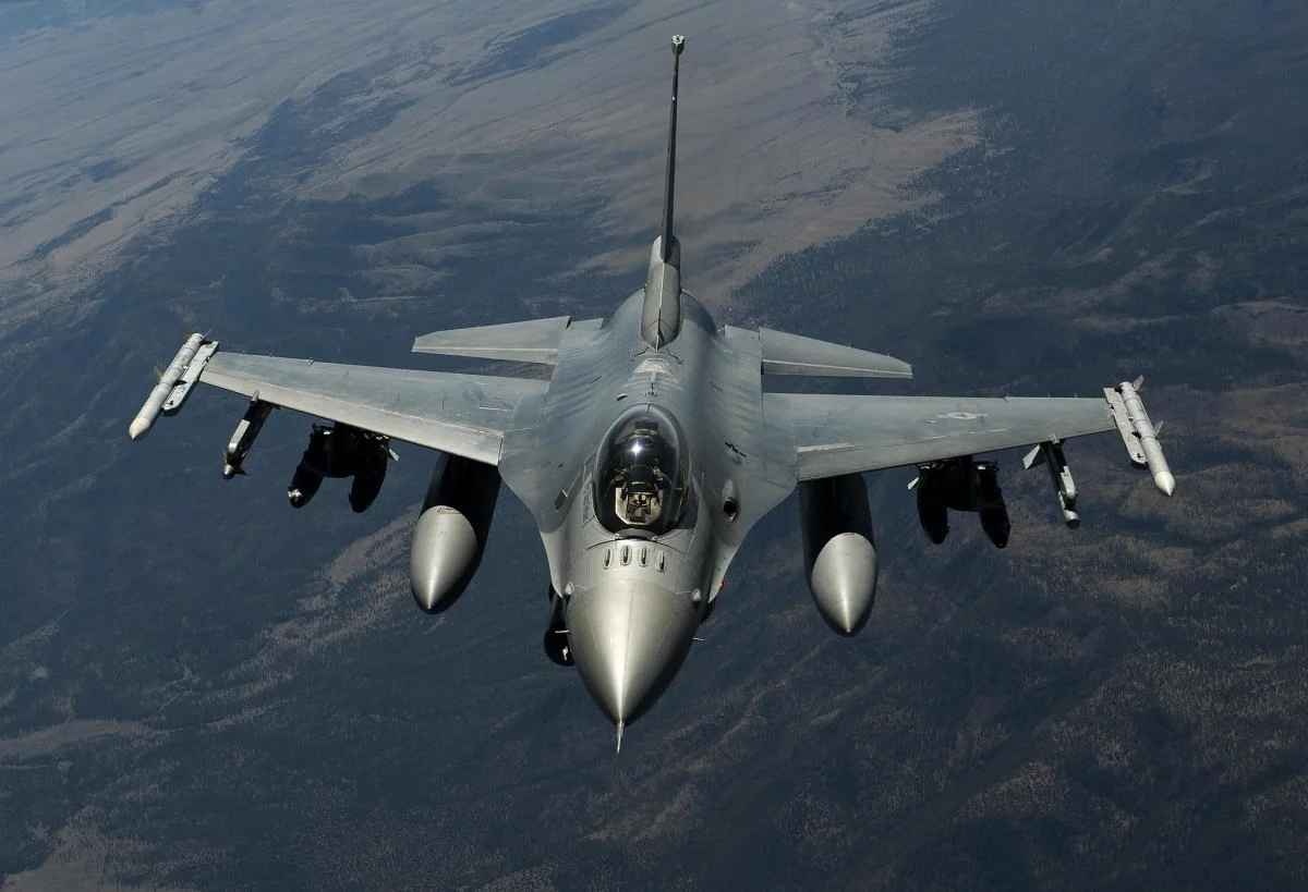 Україні можуть передати старі F-16, їхнє обслуговування обійдеться дуже дорого – Bloomberg