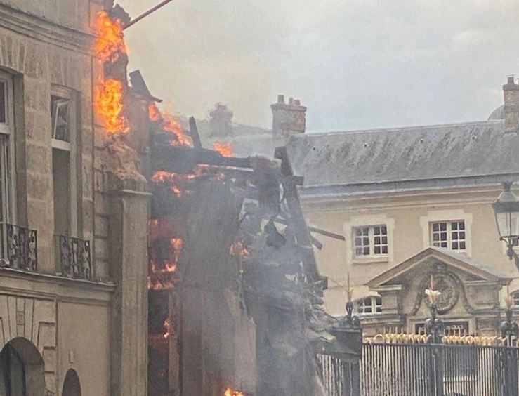 В старейшем районе Парижа произошел взрыв, горят несколько домов