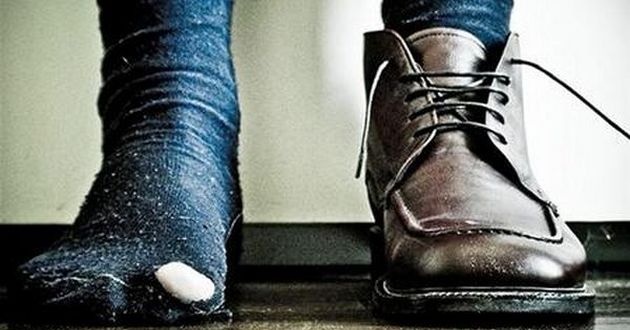 Почему ходить в одном ботинке или носке - плохая примета