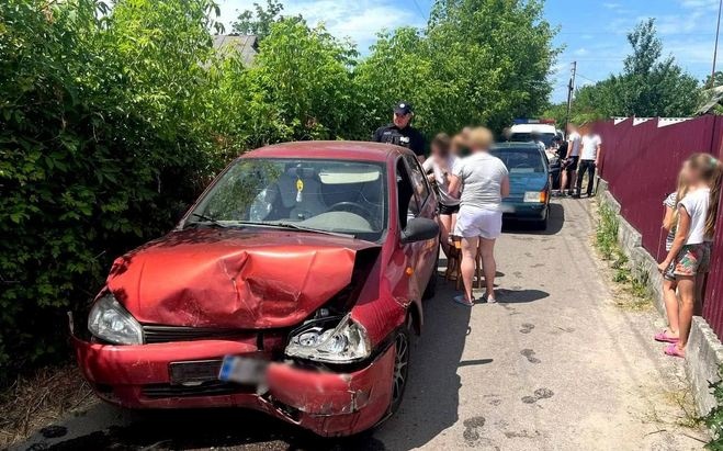 На Киевщине подросток сел за руль и на скорости въехал и другой автомобиль: есть пострадавшая