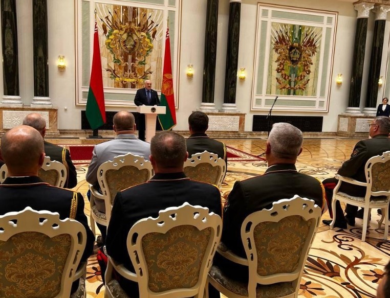 Лукашенко отдал приказ о приведении беларуской армии в полную боевую готовность