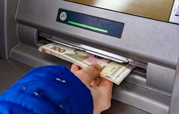 Деяким українцям можуть припинити виплату пенсій на банківську картку: хто під загрозою