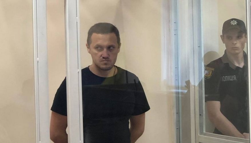 Экс-главе Николаевской окружной прокуратуры дали пожизненное и забросали яйцами