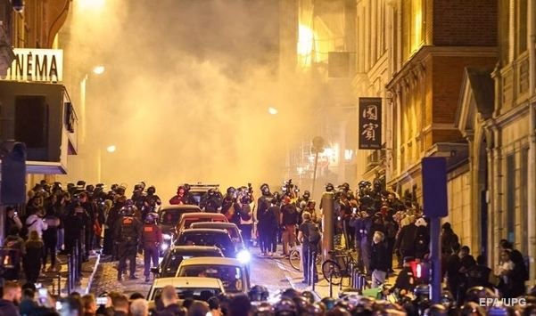 Протесты во Франции: задержаны более 1300 человек, Макрон отменил визит в Германию