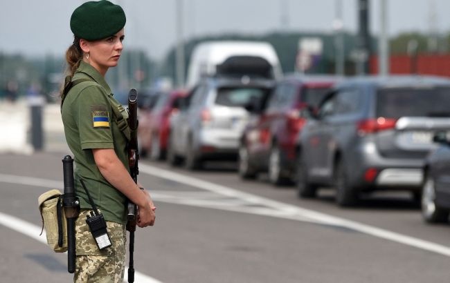 Огромные очереди на границе: куда едут украинцы