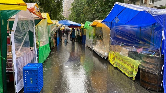 В Киеве на базарах запретили продавать многие продукты: названа причина