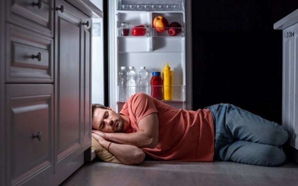 Хочется засунуть голову в холодильник: как заснуть в невыносимую жару