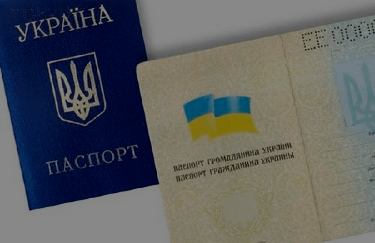 У деяких українців можуть відібрати паспорти-книжки: чого домагається МВС