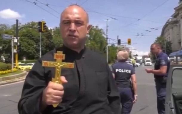 В Болгарии "священник" бросался под кортеж Зеленского