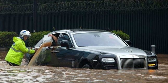 Що робити, якщо машина потонула після зливи: покрокова інструкція для водіїв