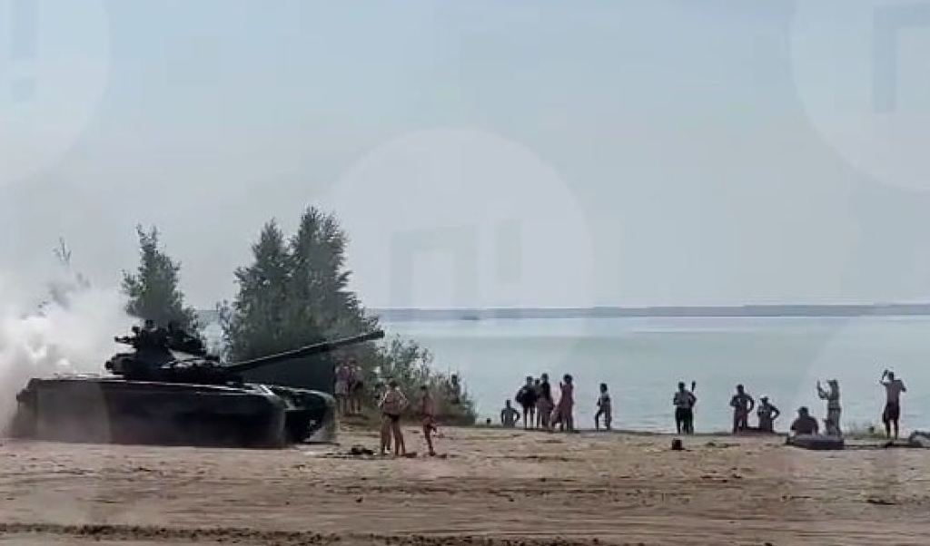 В России танк чуть не передавил людей на пляже