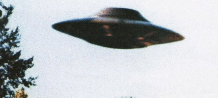 Турист случайно заснял НЛО во время селфи в пустыне