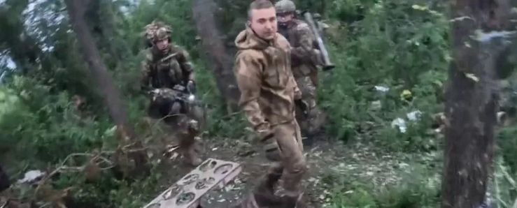 Українські воїни взяли в полон росіянина-халтурника
