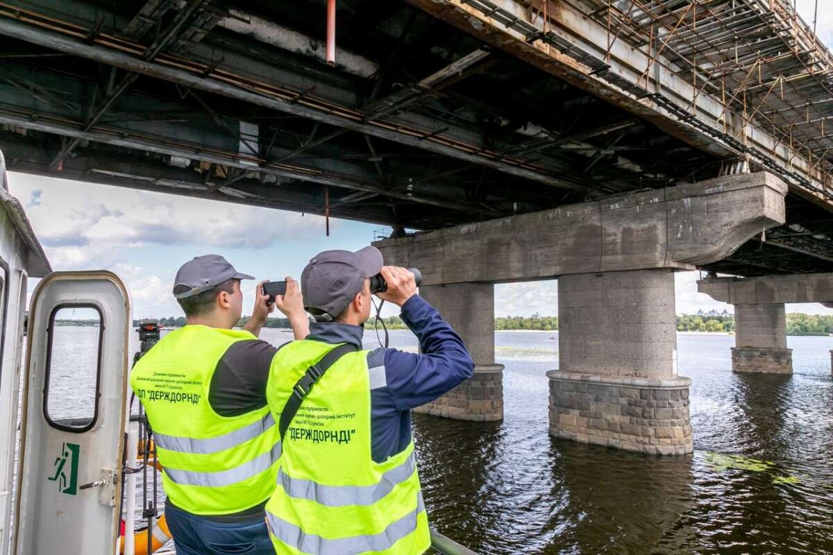 Правительственная комиссия зафиксировала серьезные повреждения моста Патона в Киеве