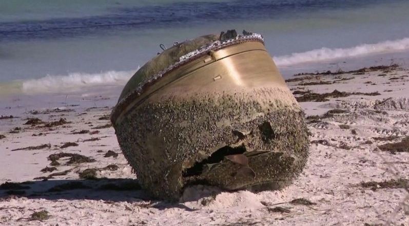 Считают опасным: в Австралии на пляже выбросило объект, который не могут идентифицировать