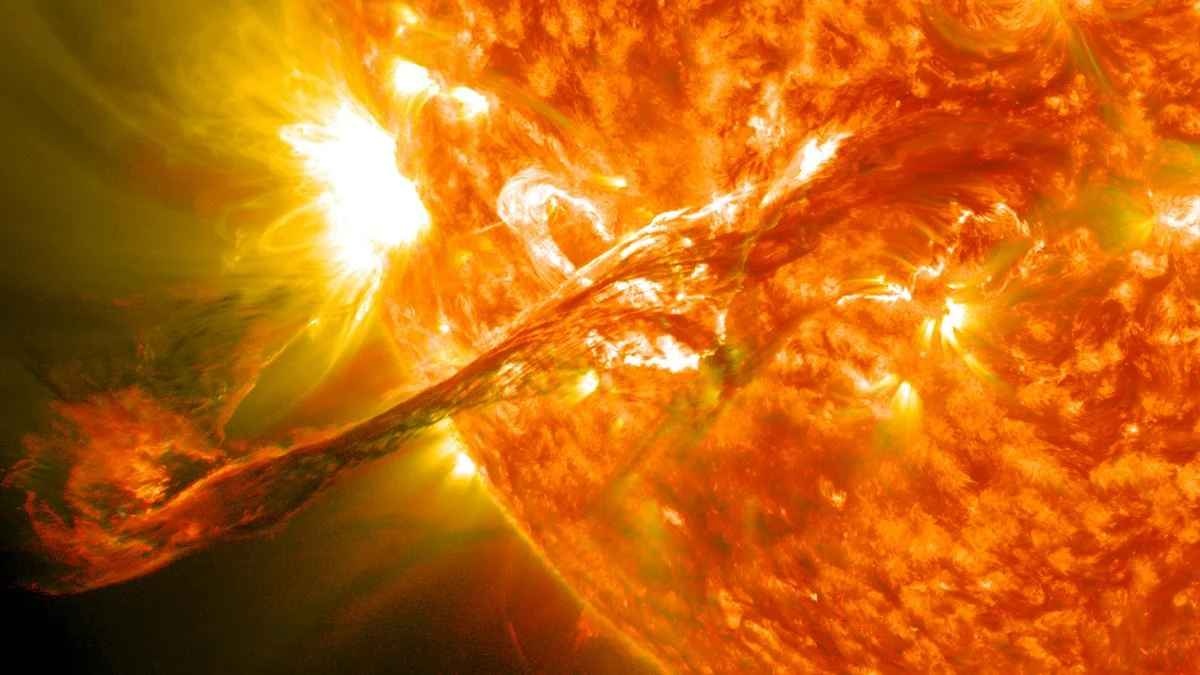 Двойная вспышка на Солнце Земля оказалась под ударом