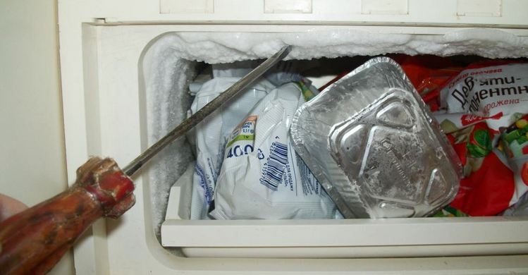 Як правильно розтопити лід у морозилці і позбутися неприємного запаху