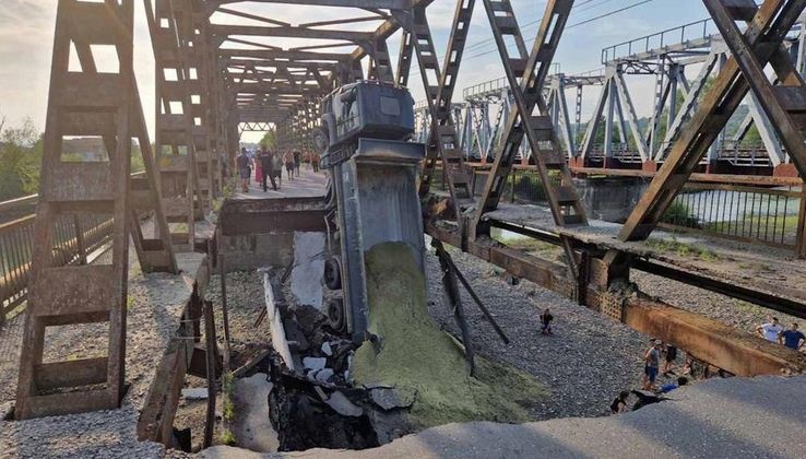 В Закарпатье обвалился мост с машинами, есть пострадавшие