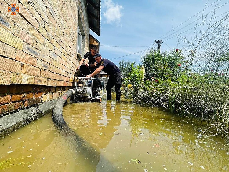 Украинцев предупредили о подтоплениях и селевых потоках: где будет опасно