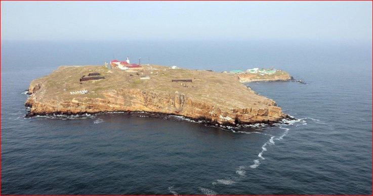 Росія вночі скинула на острів Зміїний дві авіабомби