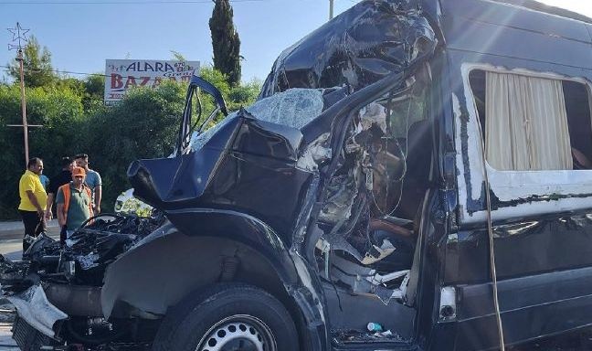 В Турции столкнулись микроавтобус и грузовик: погибла украинка