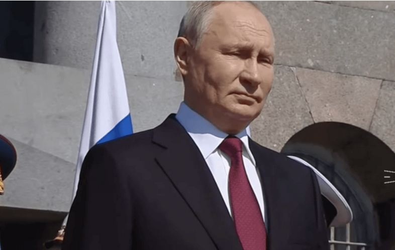 Атаки дронов на Москву: унылый Путин вышел на публику