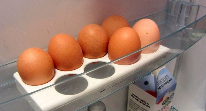 У конкретному місці, за певної температури: вчені розповіли, як правильно зберігати яйця