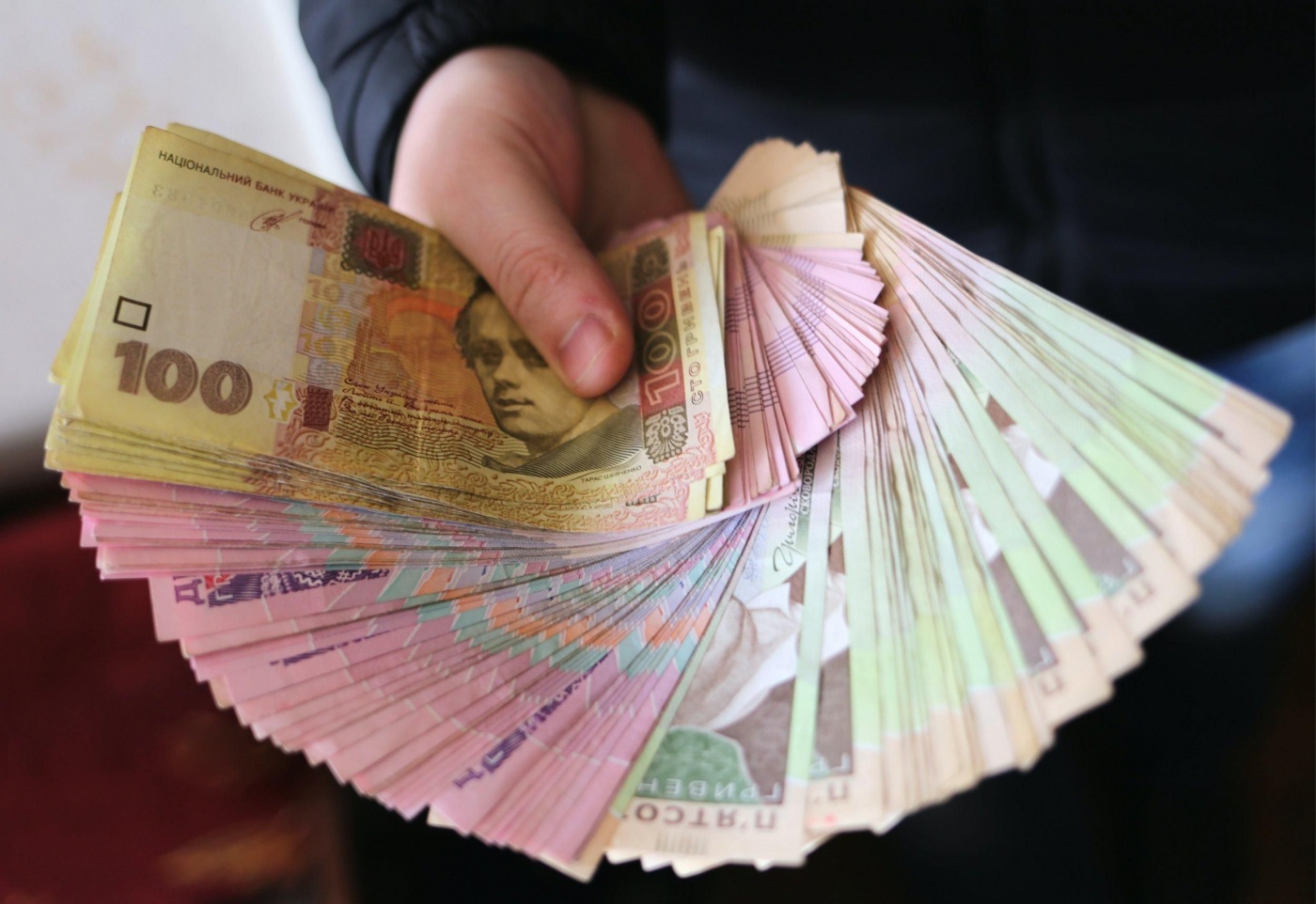 Учителям в Украине планируют повысить зарплату до 40 000 гривен