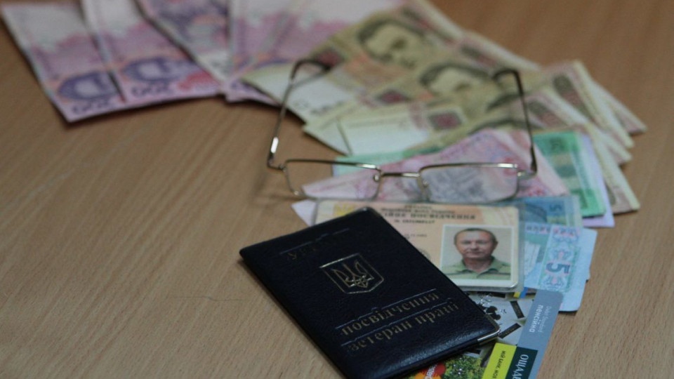 У украинцев могут забрать "лишнюю" пенсию: кто находится под угрозой