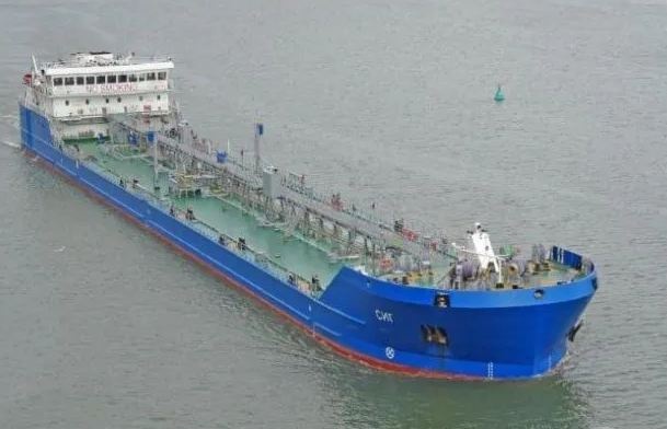 Біля Кримського мосту підбито російський танкер: подробиці