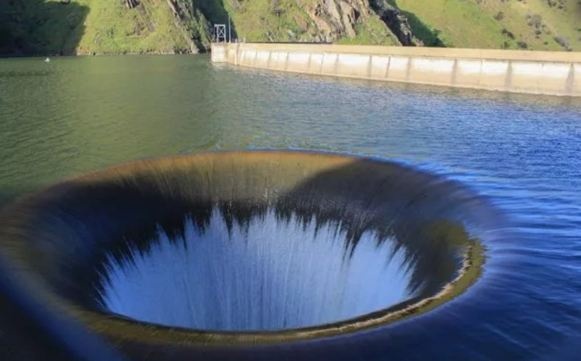 З'явився "портал у пекло": найбільший у світі водоскид лякає людей