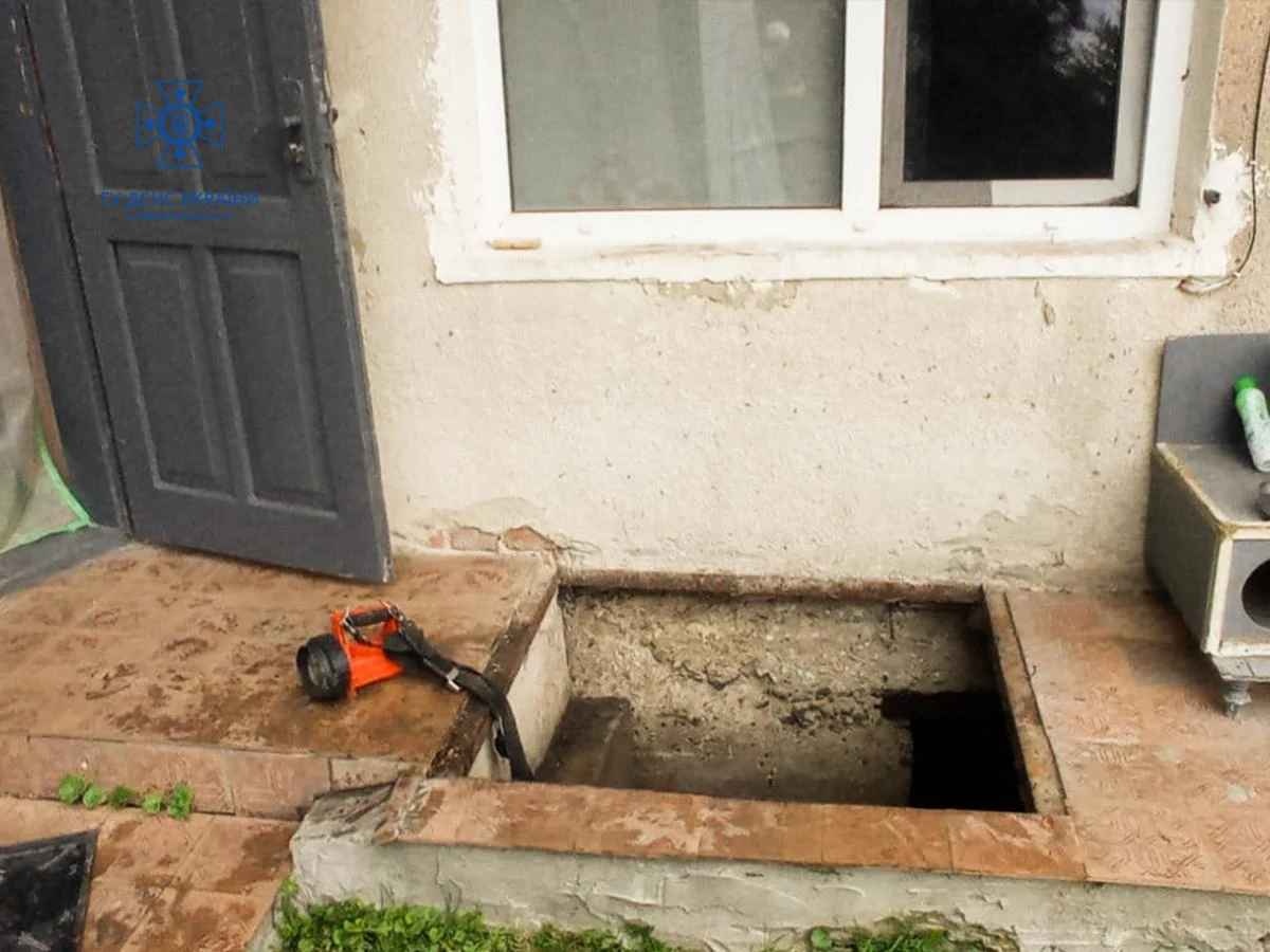 Во Львовской области четыре человека спустились в подвал дома и насмерть отравились газами